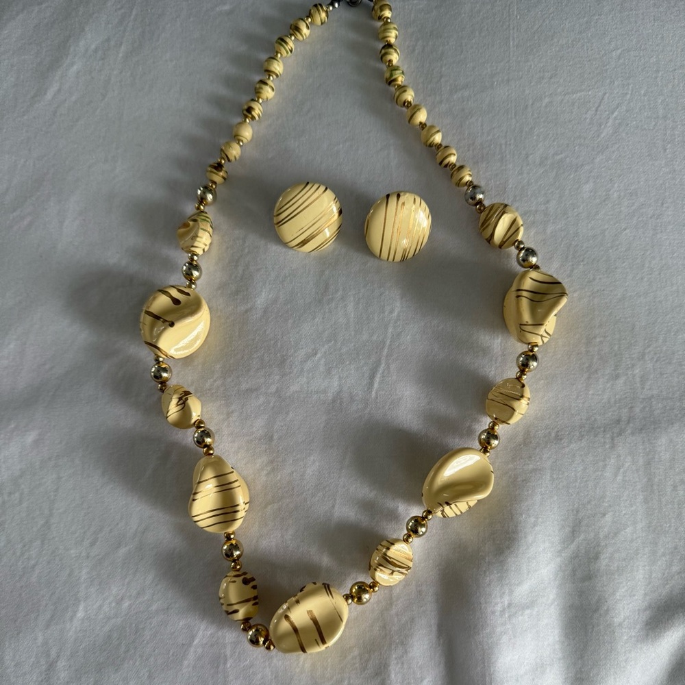 Vintage Elegant Gold and Cream Beaded Necklace Set - Picture 2 of 3